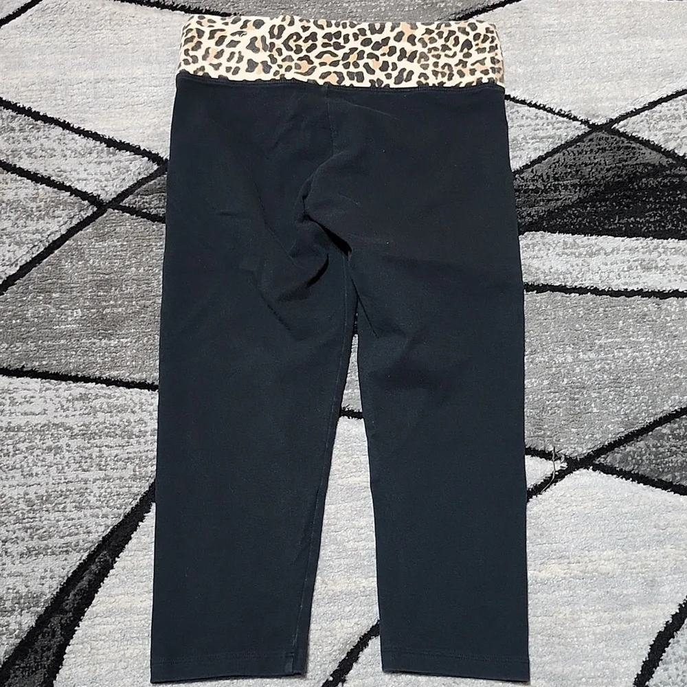 VINTAGE VS PINK CROP YOGA 2014 BLACK LEOPARD-PRINT SILVER-SHINE LOGO LEGGINGS